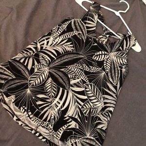 Banana republic black and white v neck top